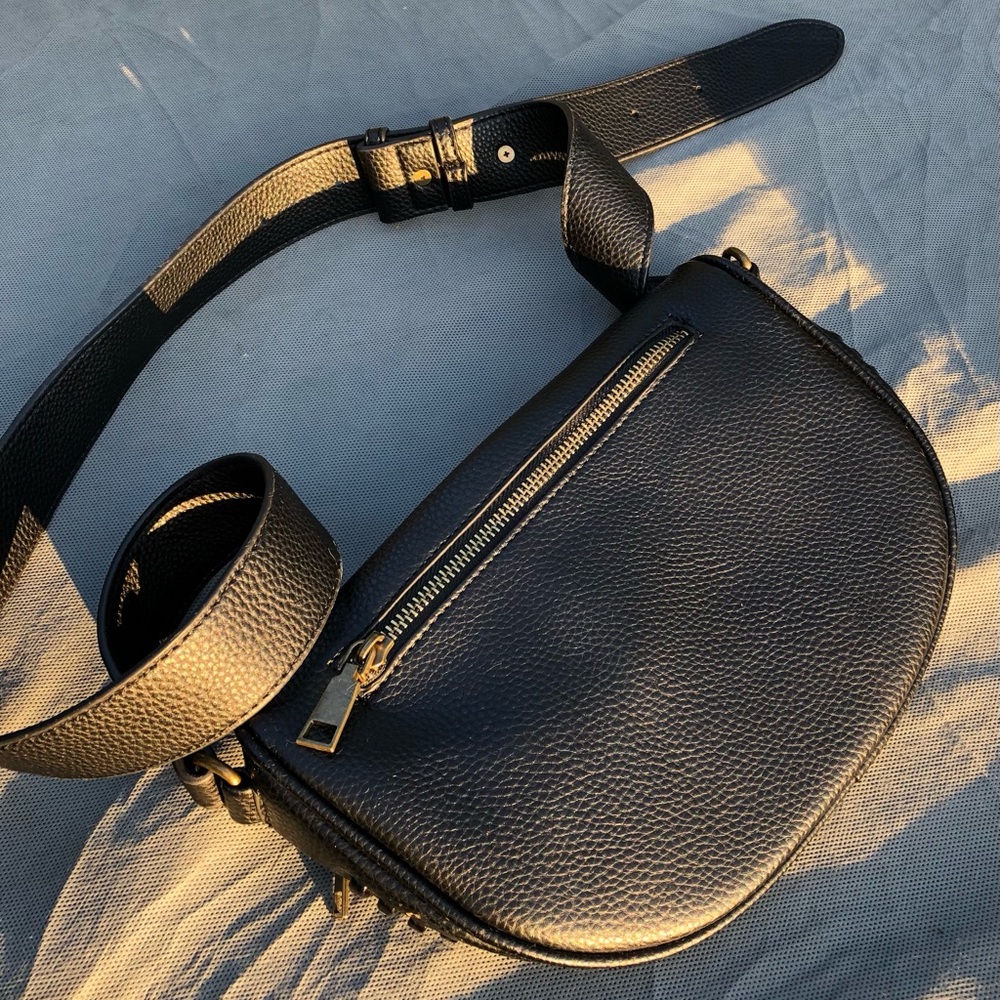 Chic Black Crossbody Bag with Stitch Detail - Picture 2 of 7